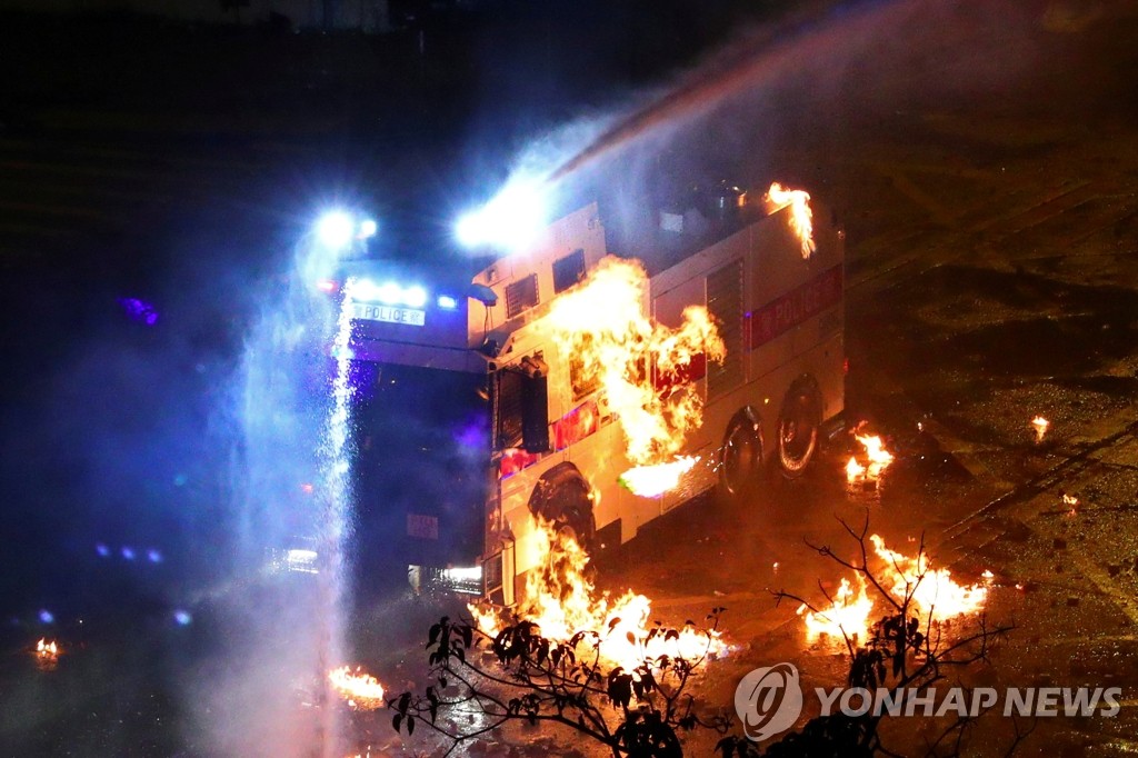 불길에 휩싸인 홍콩 경찰 차량