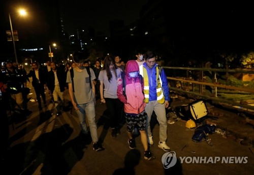 홍콩이공대 캠퍼스를 빠져나오는 시위대