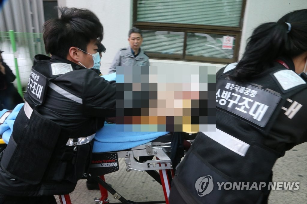 병원으로 옮겨지는 제주 화재선박 선원