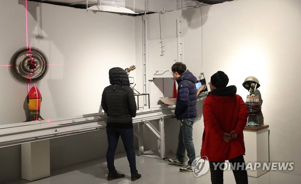 전쟁의 땅에 예술 꽃 활짝
