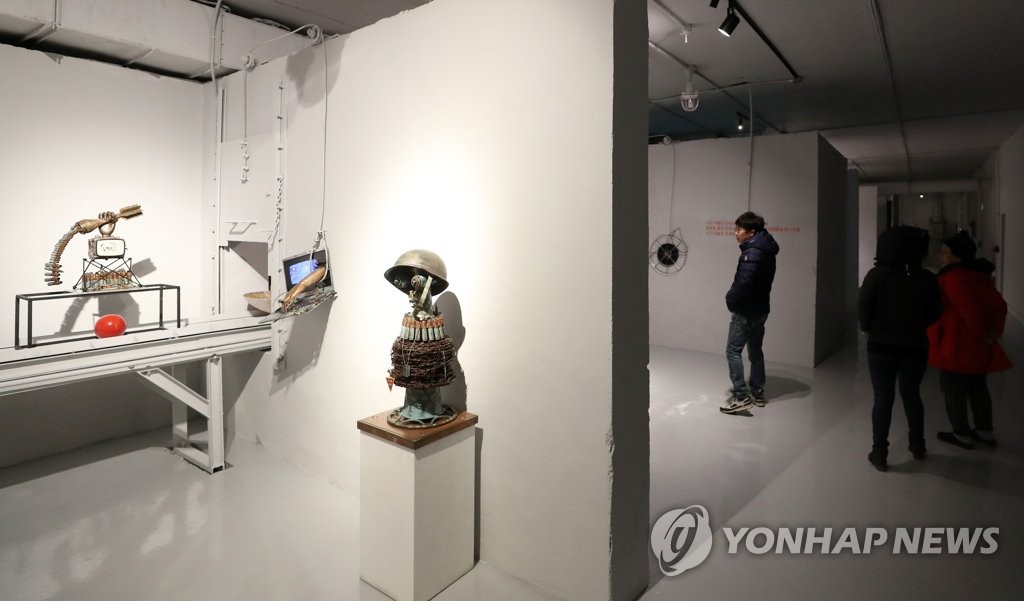 전쟁의 땅에 예술 꽃 활짝