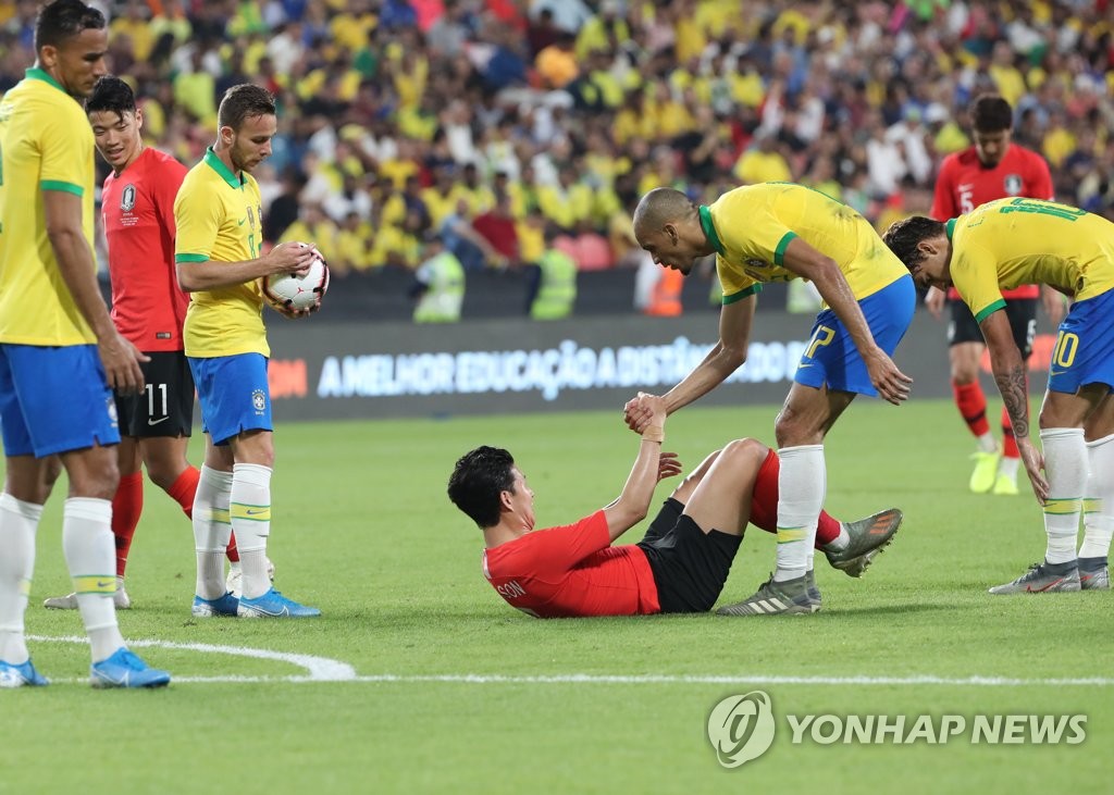 손흥민 일으켜 세우는 파비뉴