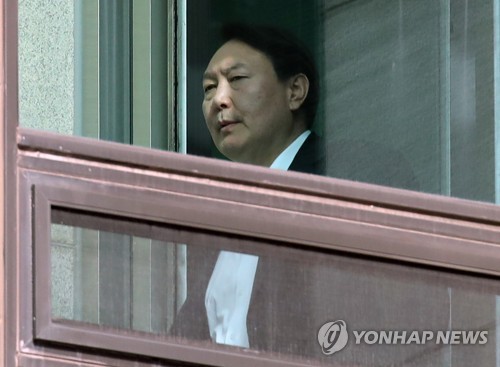 조국 수사 2라운드…구내식당 향하는 윤석열 검찰총장