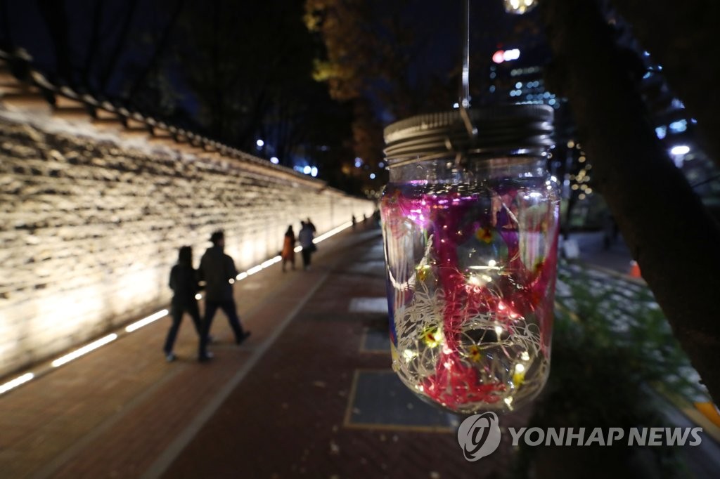 반딧불 전등 아래
