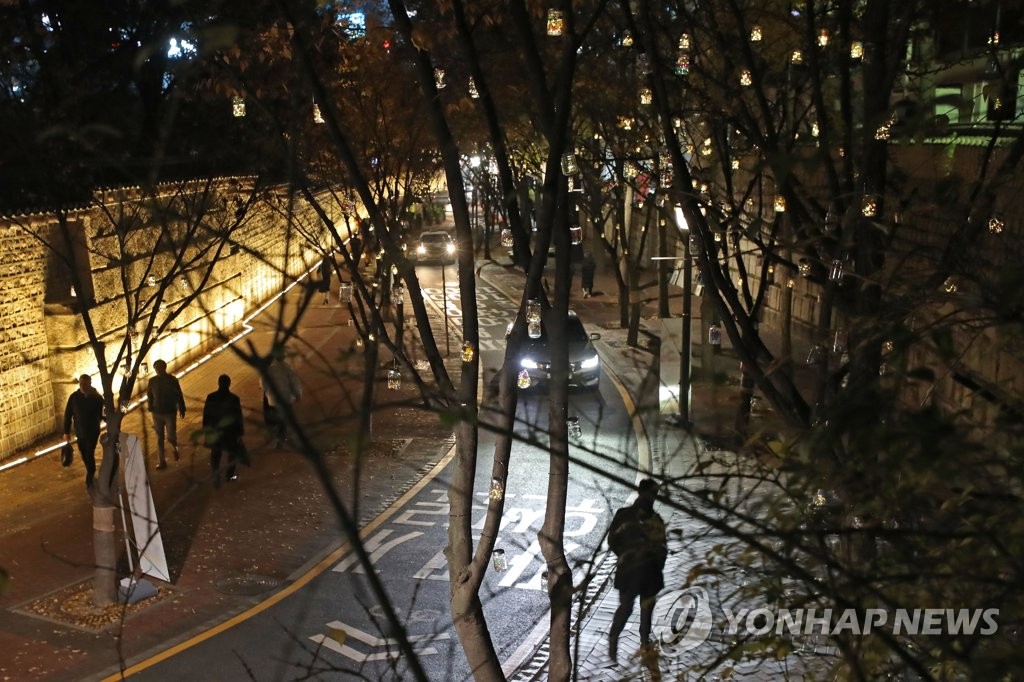 돌담길에 수놓인 반딧불 전등
