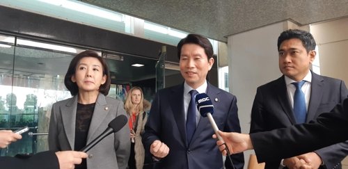 문답하는 여야 3당 원내대표