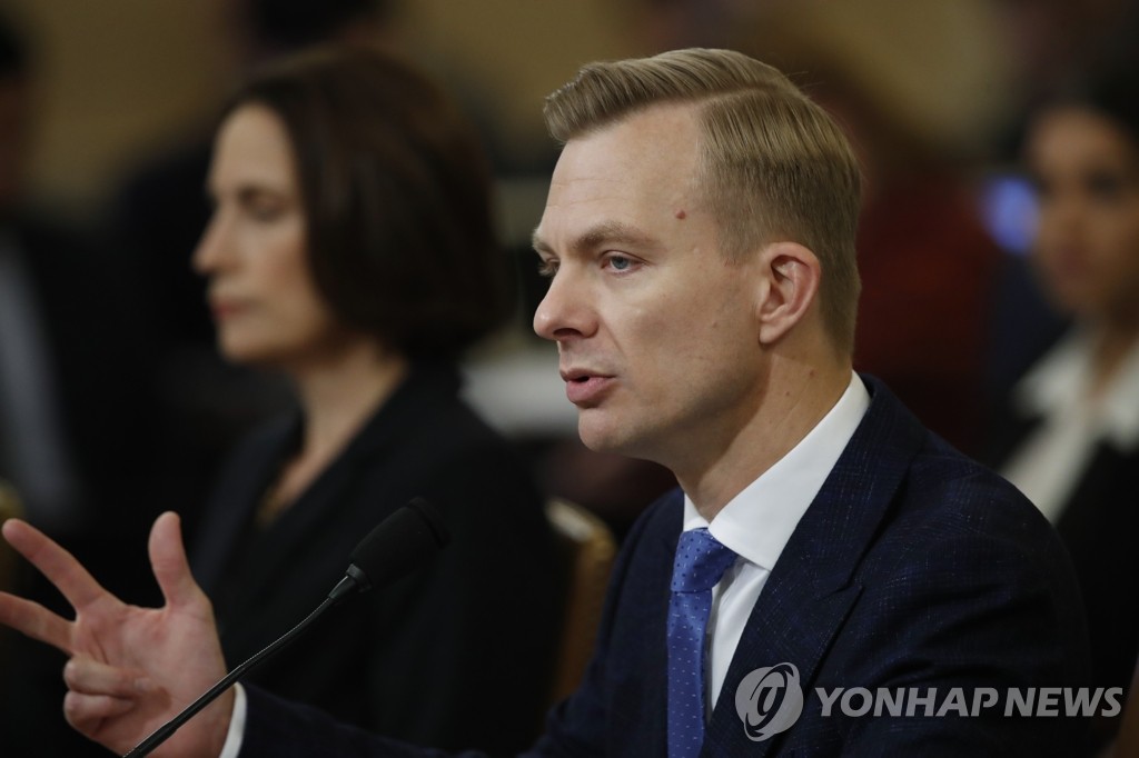 '트럼프 탄핵' 증언하는 외교관 홈즈