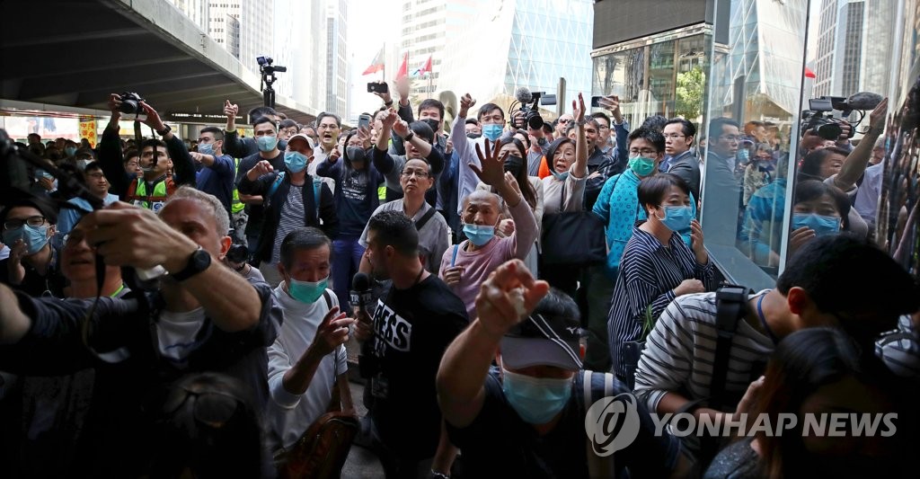 친중 성향 시민에게 고함 지르는 시위대