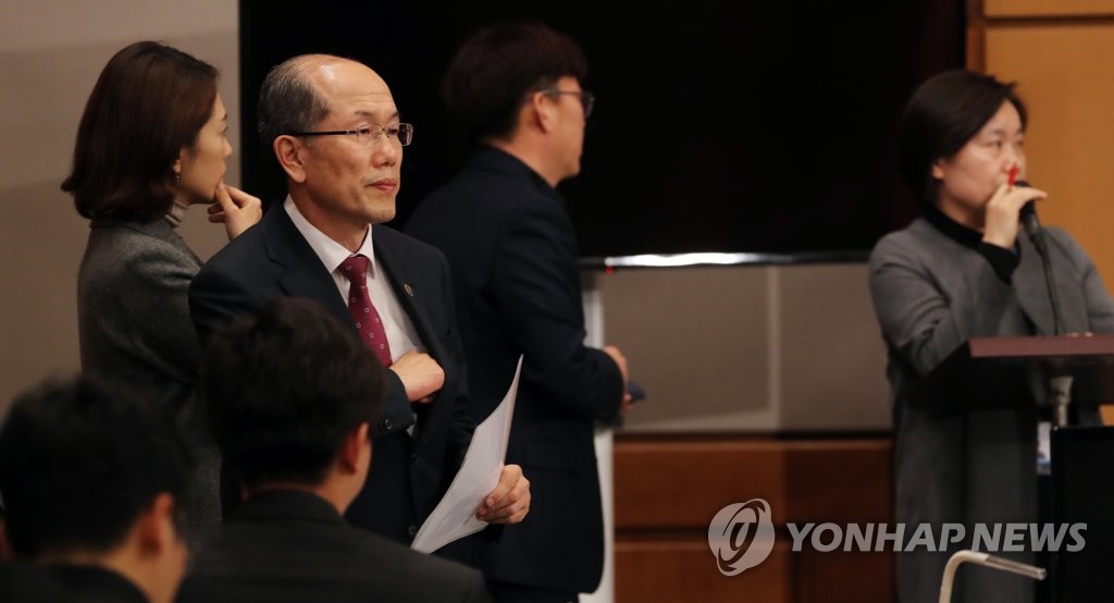 청와대, '지소미아 종료 연기' 발표