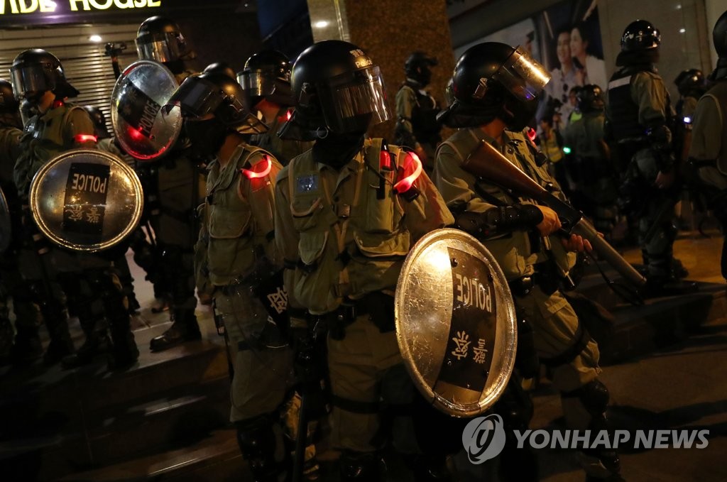 길목 막아선 홍콩 경찰