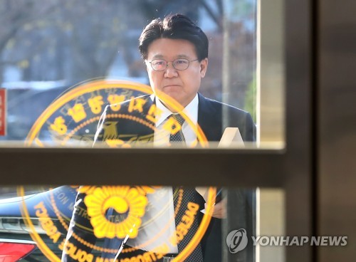 출근하는 황운하 청장