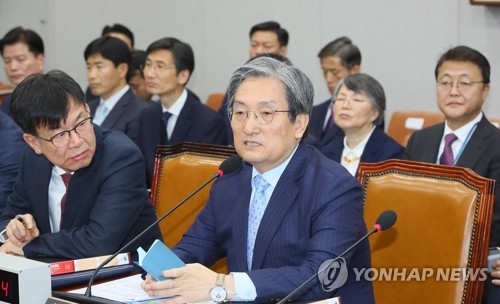 답변하는 노영민 비서실장