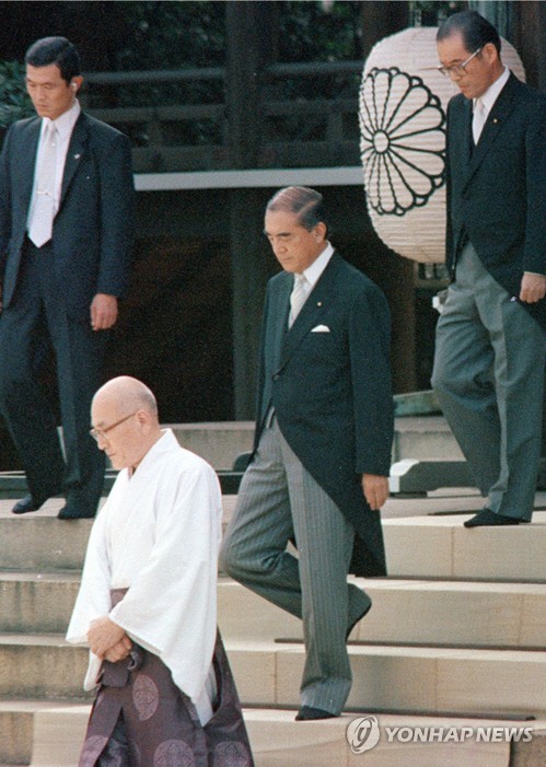 (도쿄 교도=연합뉴스) 1985년 8월15일 일본 총리로는 패전 후 처음으로 야스쿠니(靖國)신사에 공식 참배하는 나카소네 전 총리.
