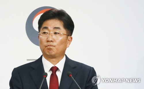 질문듣는 성기선 한국교육과정평가원장