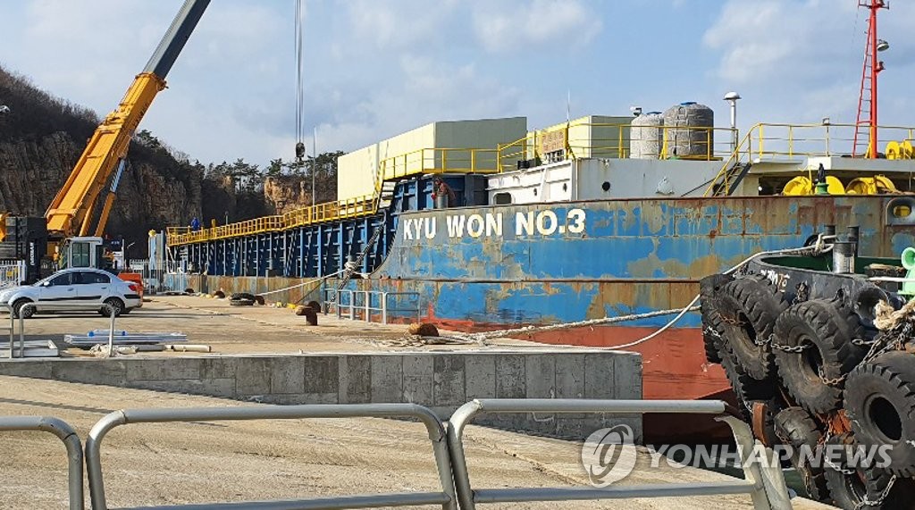 백령도 부두서 하역 중인 화물바지선 규원3호