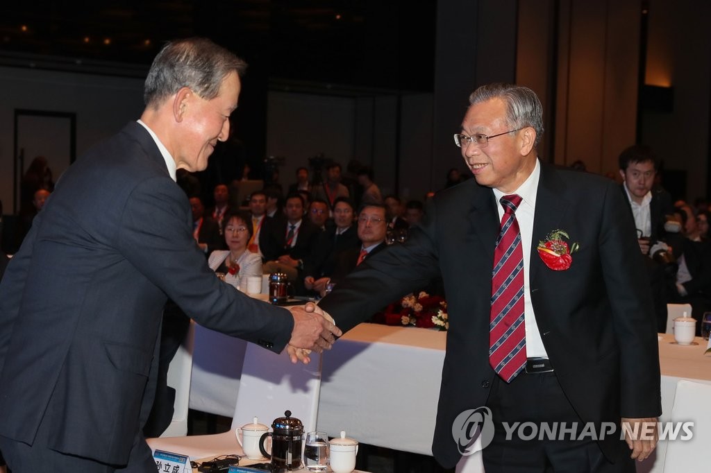 류자이 중국 산둥성 당서기와 인사하는 허창수 회장