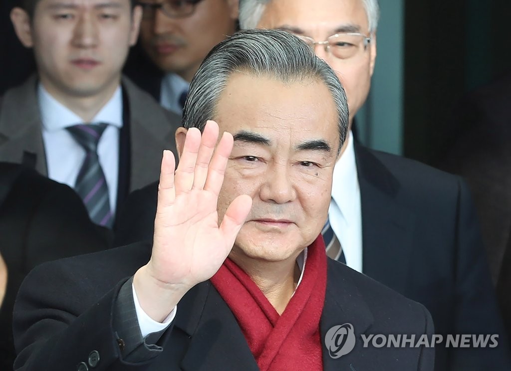 4년만에 방한.. 손 흔드는 왕이