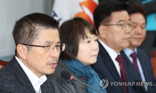 최고위원회의에서 발언하는 황교안 대표