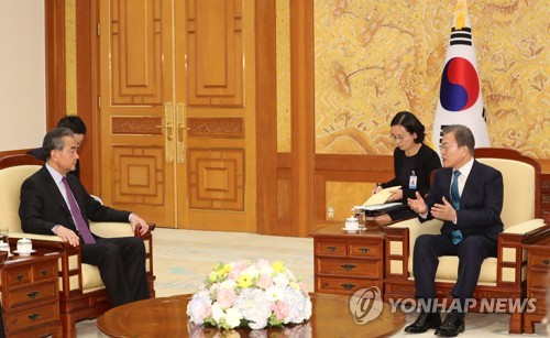 문 대통령, 왕이 중국 외교부장 접견