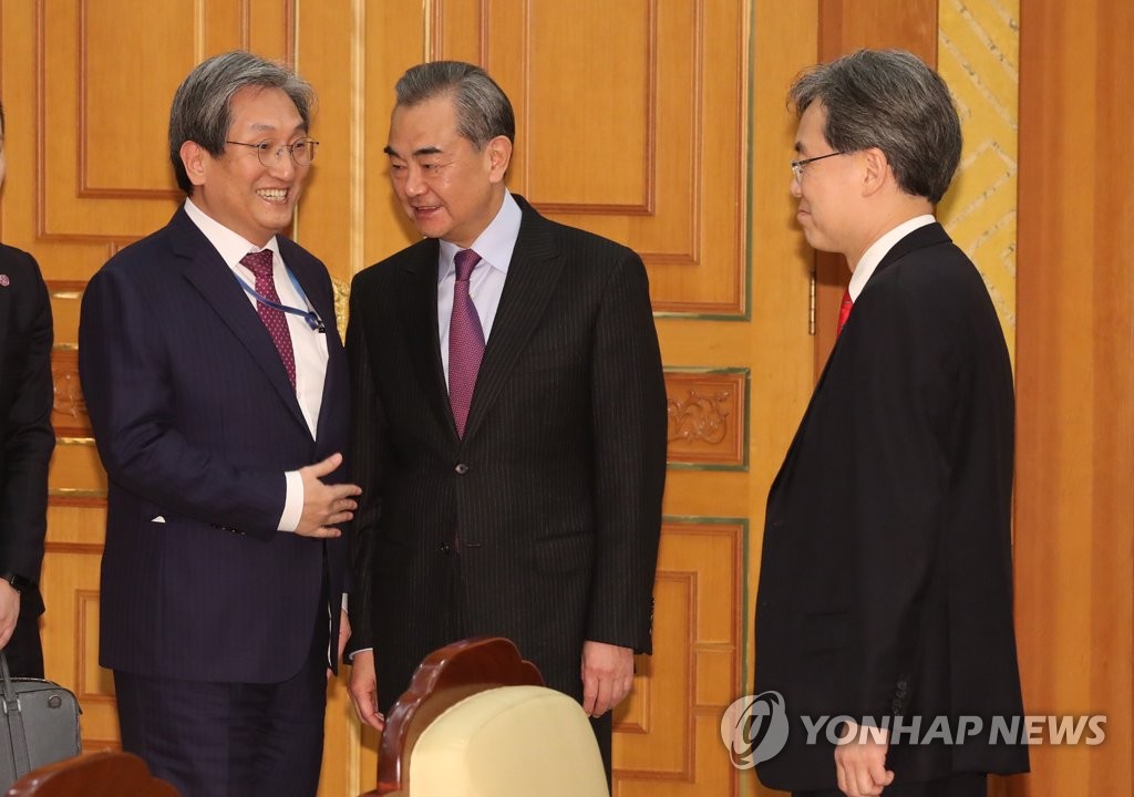 노영민 비서실장과 왕이 중국 외교부장