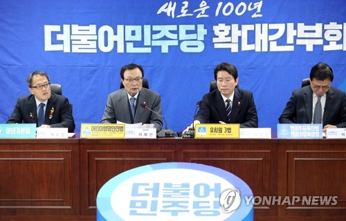 발언하는 이해찬 대표