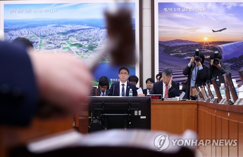 박순자 국회 국토교통위원회 위원장이 6일 오전 서울 여의도 국회에서 열린 국토위 전체회의에서 '타다 금지법'으로 불리는 여객자동차 운수사업법 일부개정법률안 등 안건을 의결하고 있다 / 이하 연합뉴스