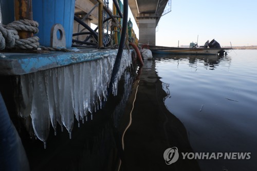 초겨울 한파로 생긴 고드름
