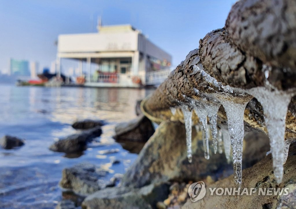 Icicles at Han River Icicles at Han River