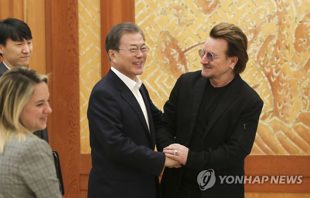 Moon se reúne con el líder de la banda U2 Moon se reúne con el líder de la banda U2