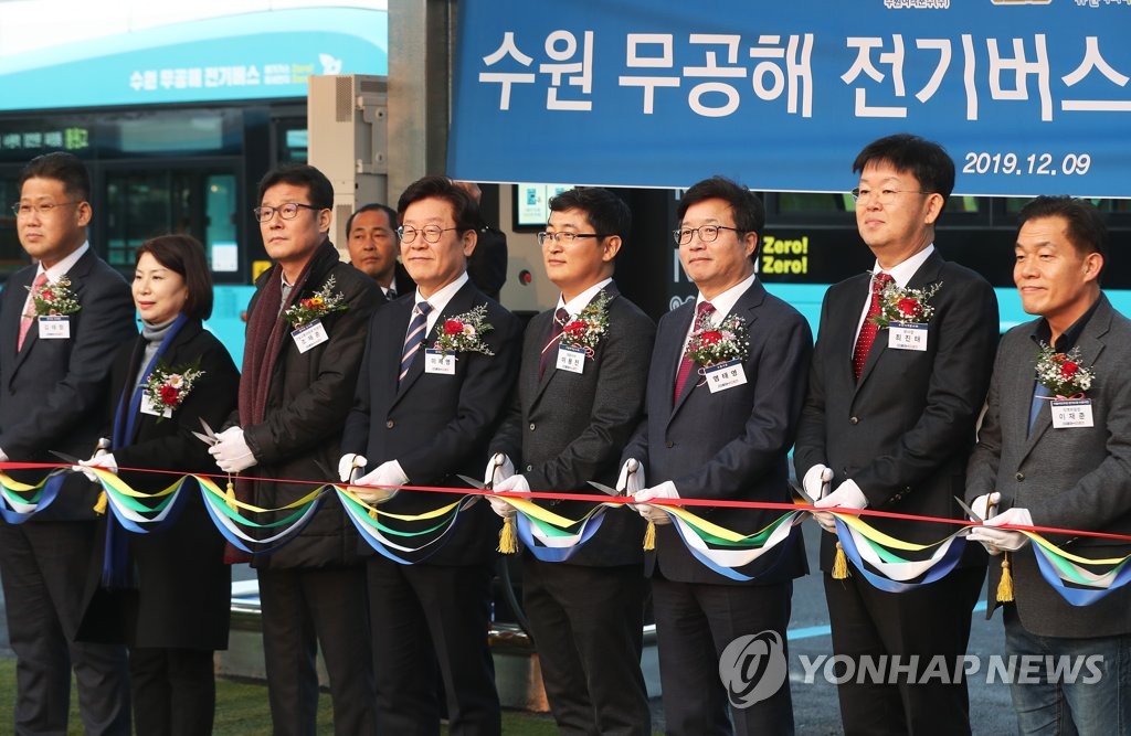 테이프 커팅하는 참석자들