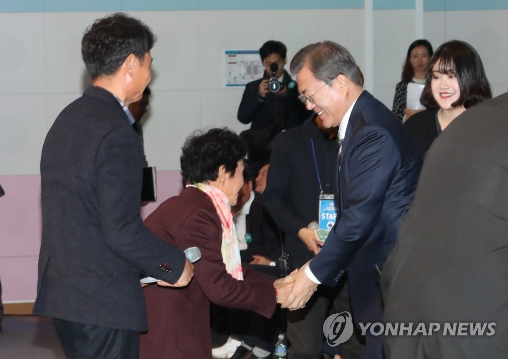 발언 마친 농민과 악수하는 문 대통령