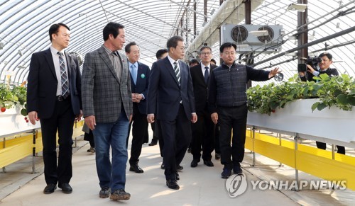 쿨링하우스 둘러보는 문 대통령