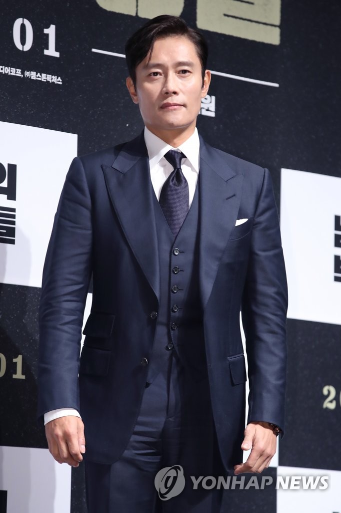 イ・ビョンホン 映画製作報告会でポーズ イ・ビョンホン 映画製作報告会でポーズ