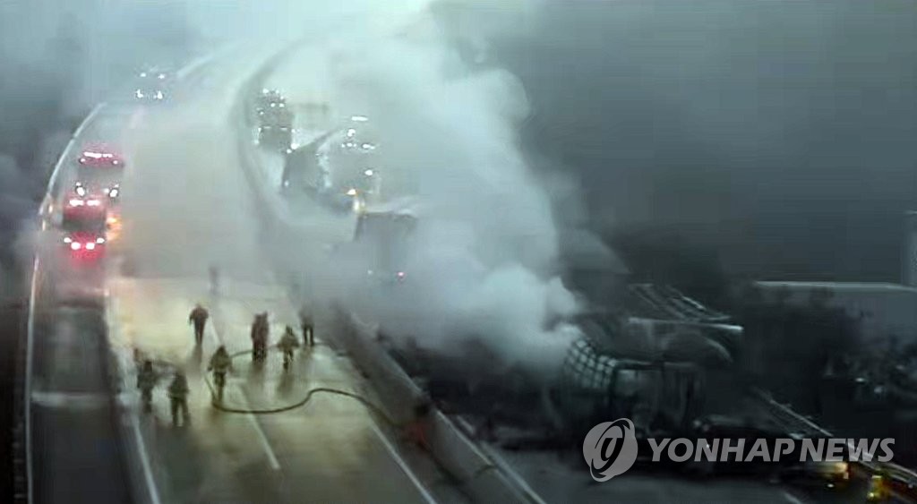 다중 추돌사고 현장 수습하는 소방당국