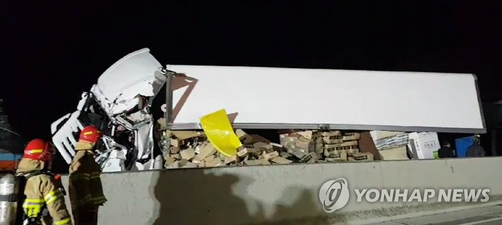 다중 추돌사고 현장 화재 수습하는 소방당국