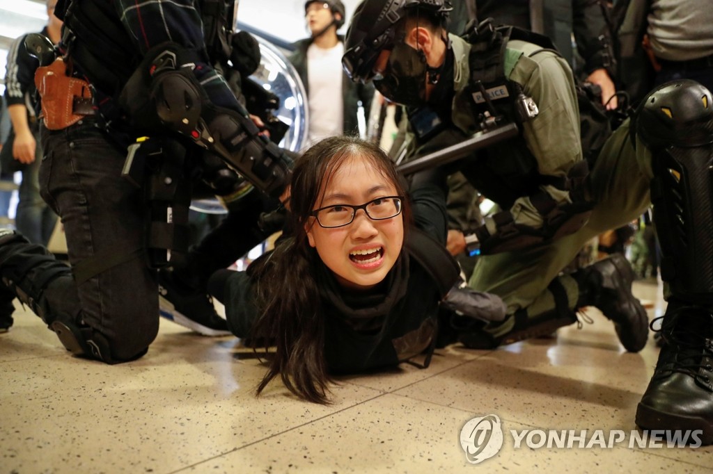 시위 참가자 연행하는 홍콩 경찰