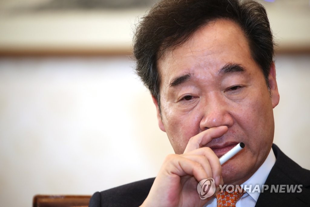 인터뷰 중 잠시 생각에 잠긴 이낙연 총리