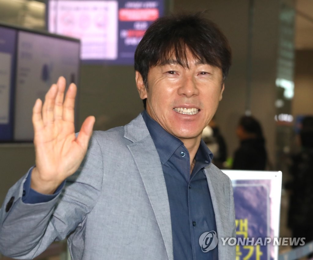 출국하는 신태용 감독