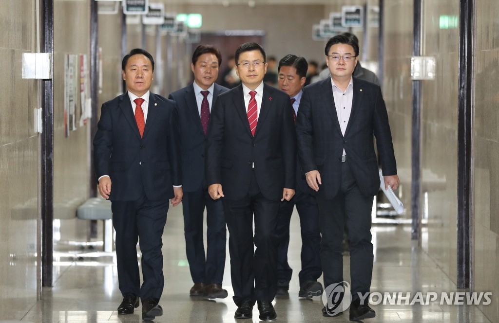 인재영입위원회 임명장 수여 나선 한국당 황교안 대표