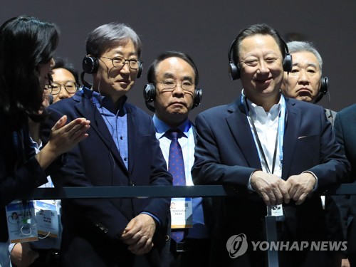 삼성전자 부스 찾은 박용만 대한상의 회장