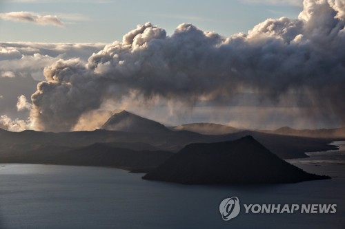화산재 분출 지속하는 필리핀 탈 화산