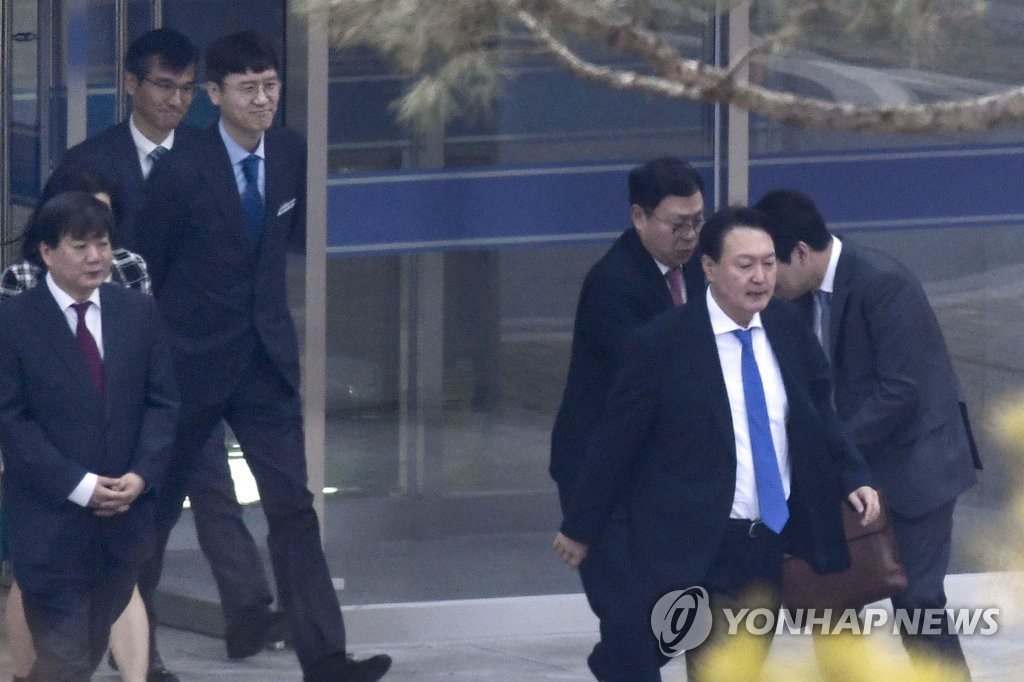 윤석열 배웅하는 배성범-김웅