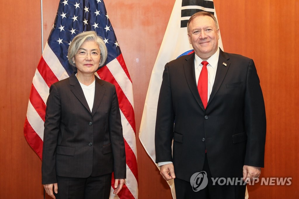 Foreign Minister Kang Kyung-wha (L) and U.S. Secretary of State Mike Pompeo pose for photos ahead of their bilateral talks in San Francisco on Jan. 14, 2020, in this photo released by the foreign ministry in Seoul. (PHOTO NOT FOR SALE) (Yonhap) 