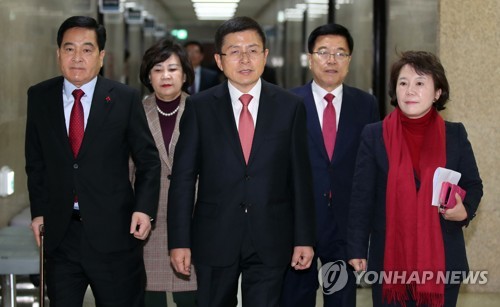 회의 입장하는 황교안과 심재철