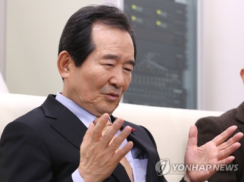 질문에 답변하는 정세균 국무총리