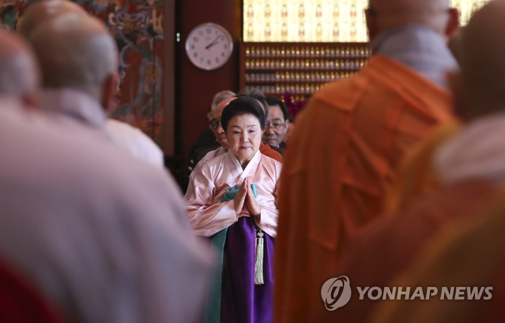 불교계 지도자들과 인사하는 김정숙 여사