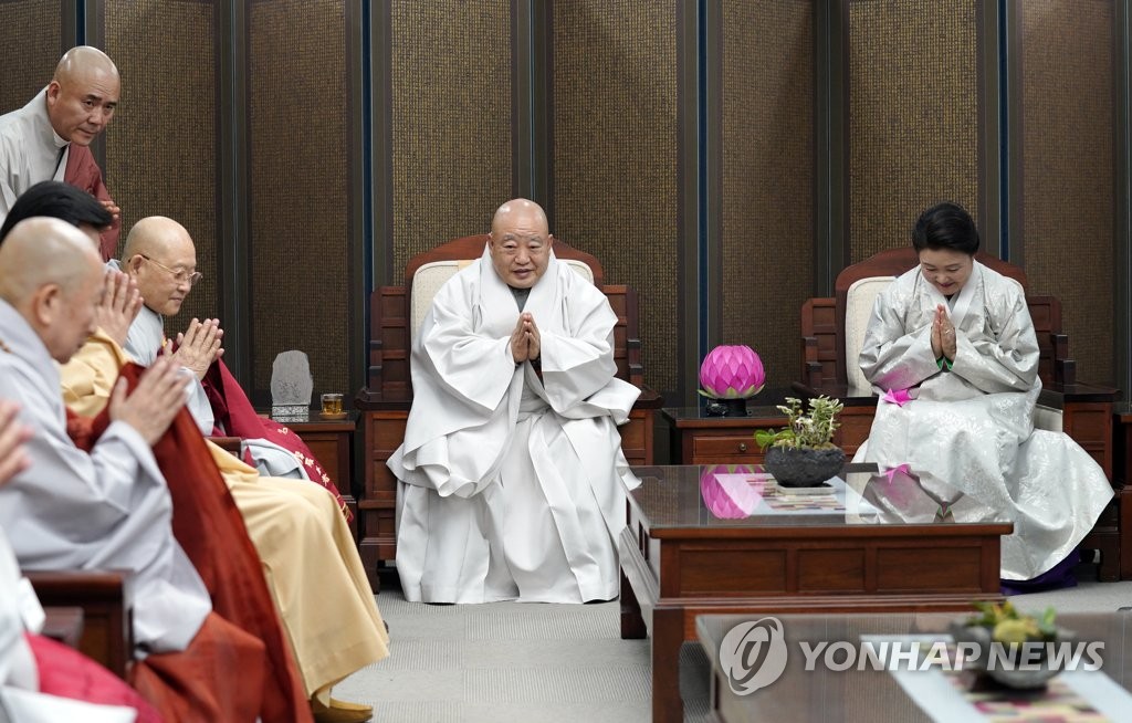 김정숙 여사, 불교계 지도자들과 인사
