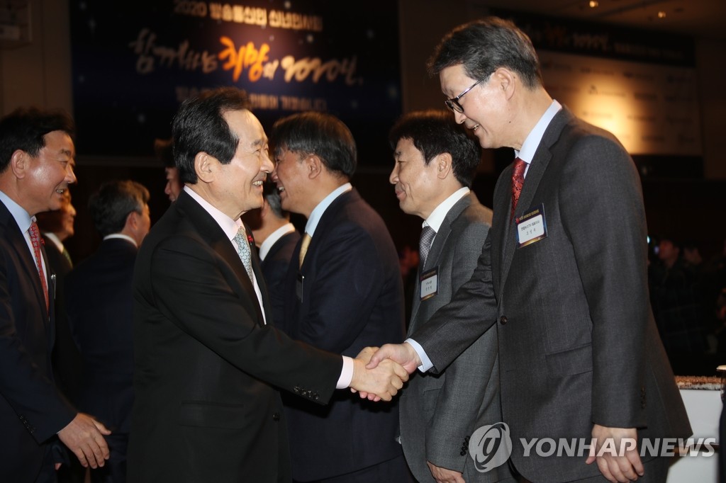 조성부 연합뉴스ㆍ연합뉴스TV 사장과 악수하는 정세균 총리