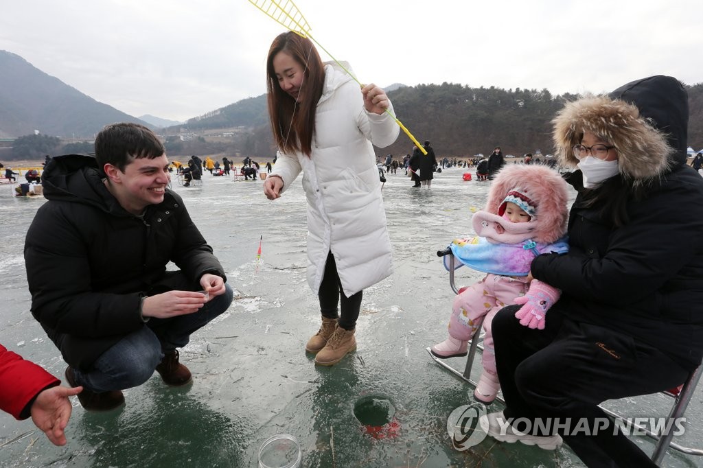 ′북적북적′…휴일 인파로 붐비는 인제 빙어축제