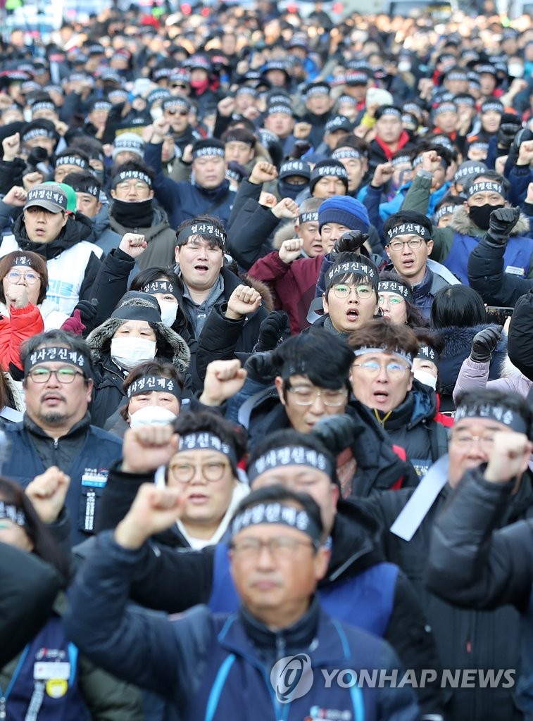 책임자 처벌 촉구 외치는 민주노총 조합원들